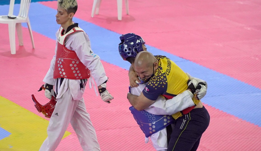 Jhon Deivi Garrido celebra su medalla de oro alcanzada en el taekwondo. Jhon Deivi Garrido celebra su medalla de oro alcanzada en el taekwondo.