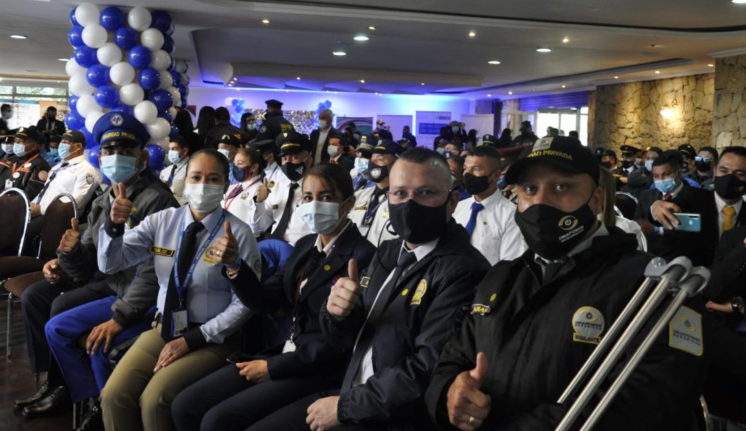 Toda empresa de ahora en adelante tendrá que garantizarle anualmente un seguro de vida a los guardas de seguridad. Toda empresa de ahora en adelante tendrá que garantizarle anualmente un seguro de vida a los guardas de seguridad.