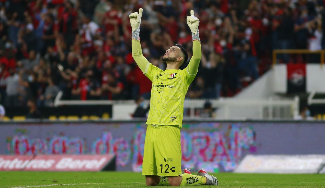 Camilo Vargas festeja la clasificación de Atlas a las semifinales de la Liga MX. Camilo Vargas festeja la clasificación de Atlas a las semifinales de la Liga MX.
