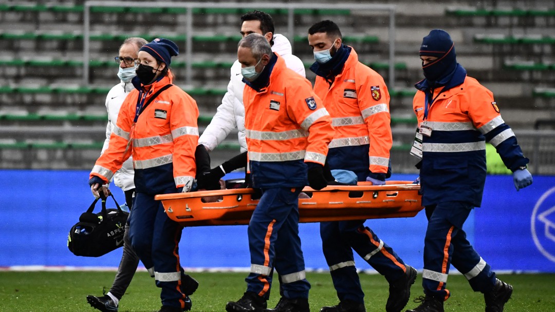 Entre lágrimas y en camilla salió Neymar lesionado con el PSG