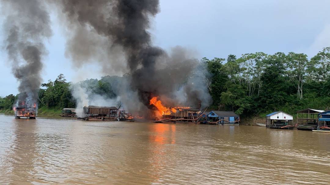 Policía de Brasil quemó barcos de mineros ilegales