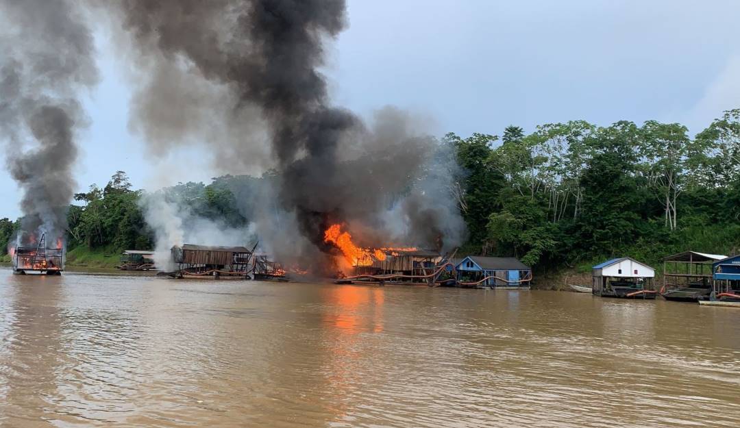 Quema de barcos de mineros ilegales en Brasil. Foto: @GreenpeaceBR Quema de barcos de mineros ilegales en Brasil. Foto: @GreenpeaceBR