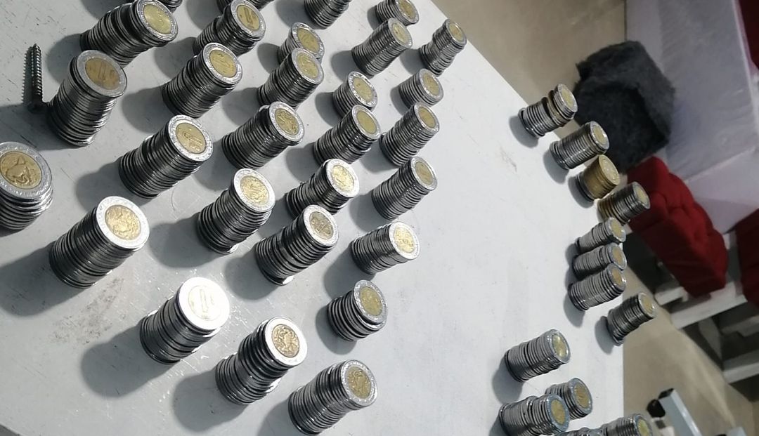 Con monedas de sus propinas un empacador pago una deuda a tiempo Con monedas de sus propinas un empacador pago una deuda a tiempo
