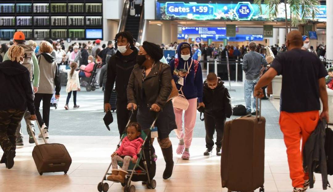 Turistas en aeropuertos durante la pandemia del coronavirus. Foto: Getty Turistas en aeropuertos durante la pandemia del coronavirus. Foto: Getty