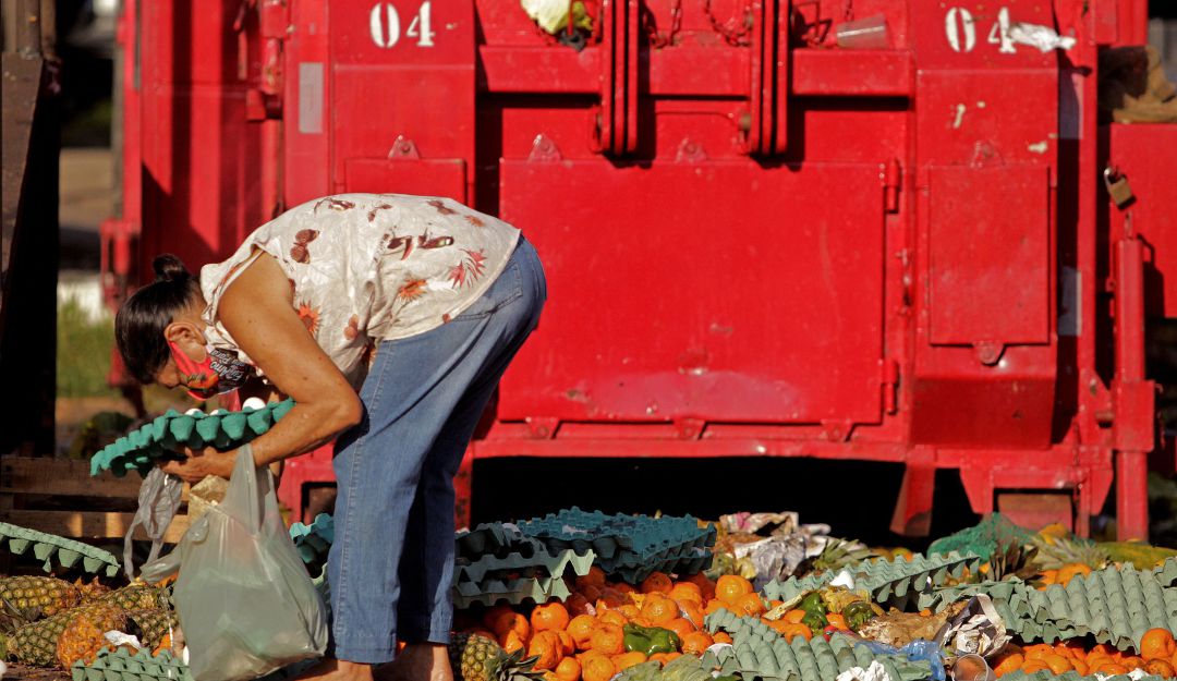 Habitantes buscan comida en Brasil Habitantes buscan comida en Brasil