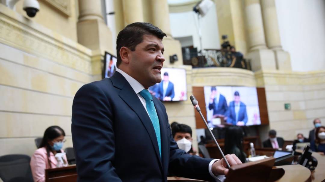 Tras hospitalización, el presidente del Senado retorna a su puesto