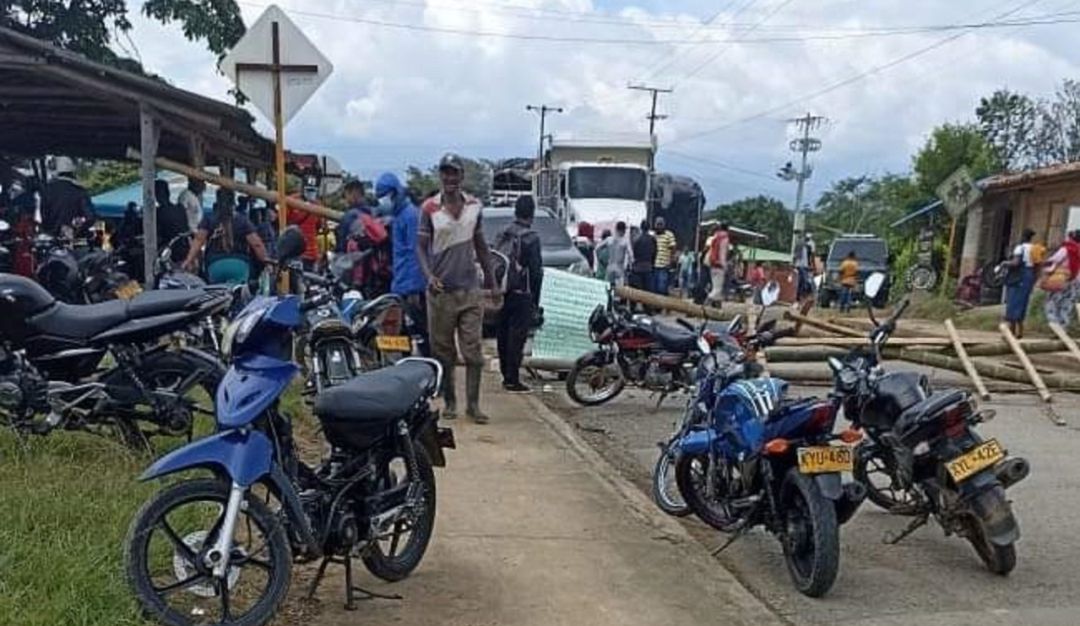 Comunidades bloquean la vía Santander de Quilichao – Buenos Aires, Cauca Comunidades bloquean la vía Santander de Quilichao – Buenos Aires, Cauca