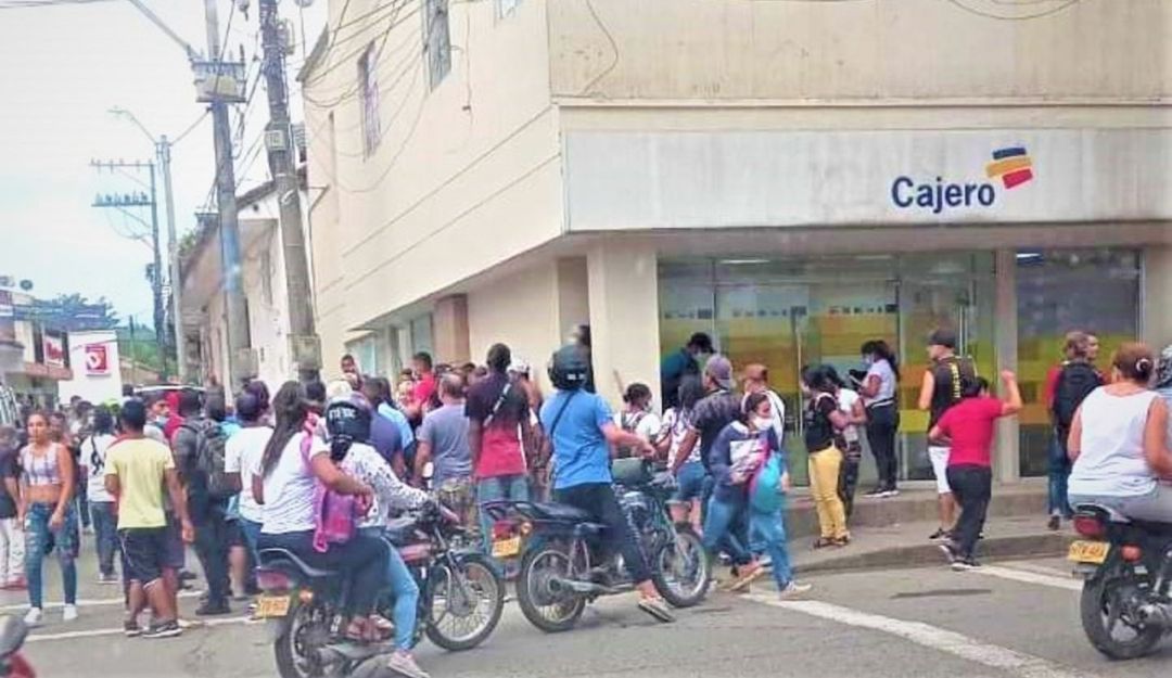 Carrera 10 con Calle 5 en la sede de una entidad bancaria Carrera 10 con Calle 5 en la sede de una entidad bancaria