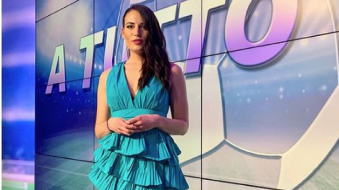 Periodista fue nalgueada mientras estaba transmitiendo en vivo