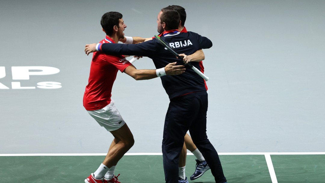 Djokovic mete a Serbia en semifinal y apoya la suspensión a China