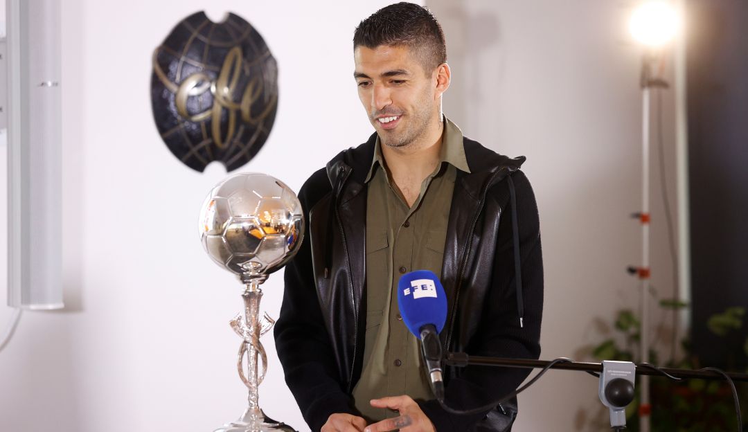 Luis Suárez, delantero del Atlético de Madrid, durante el recibimiento del Trofeo EFE. Luis Suárez, delantero del Atlético de Madrid, durante el recibimiento del Trofeo EFE.
