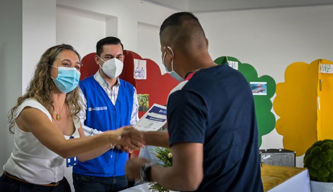 Los participantes recibieron una certificación por sus 80 horas de servicio social en la Primera Iglesia Bautista y la Institución Educativa José Eusebio Caro. Los participantes recibieron una certificación por sus 80 horas de servicio social en la Primera Iglesia Bautista y la Institución Educativa José Eusebio Caro.