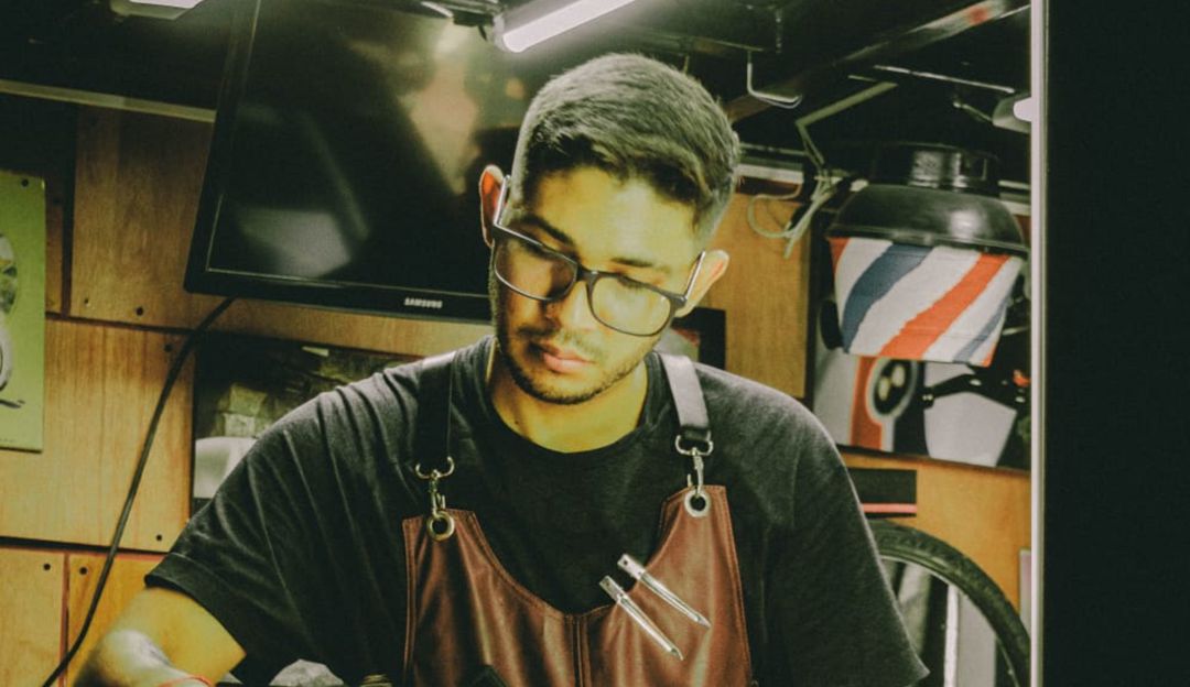 Barberos venezolanos en Santa Marta: Las barberías imponen una nueva tendencia masculina en Santa Marta Barberos venezolanos en Santa Marta: Las barberías imponen una nueva tendencia masculina en Santa Marta