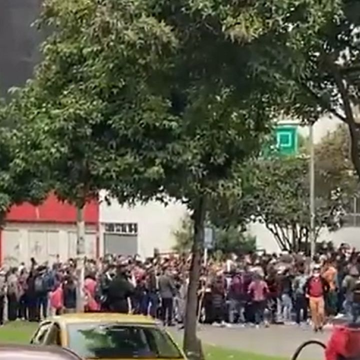 Ciudadanos disgustados por trámites de pasaporte bloquearon la carrera 13
