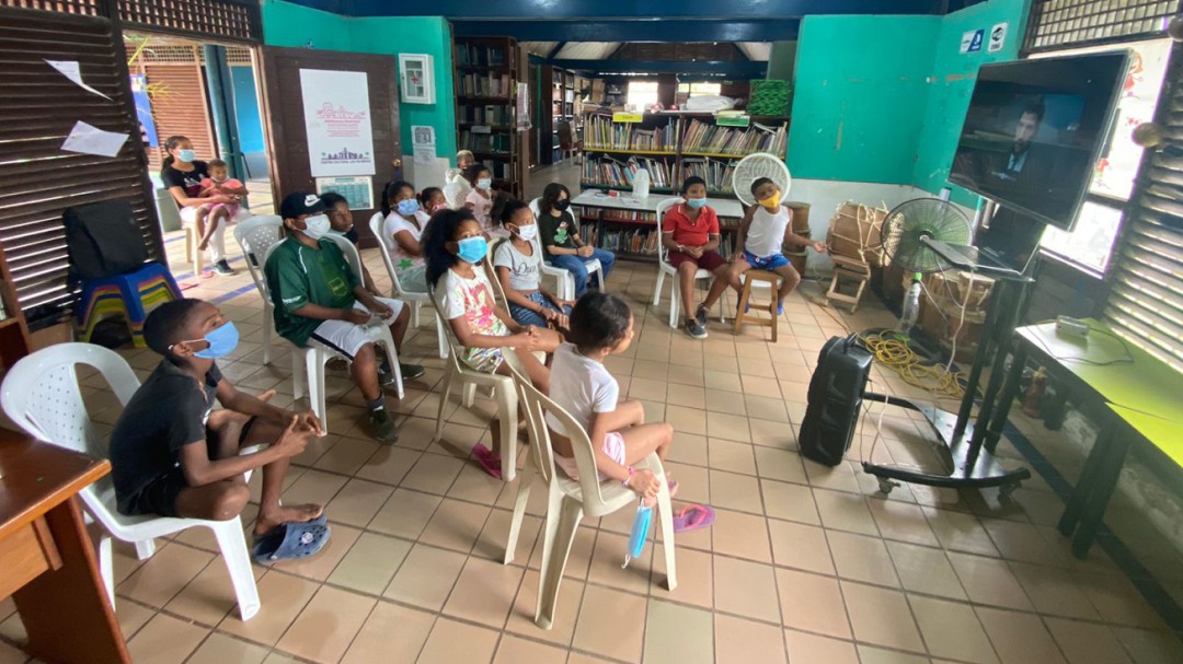 Unibac e IPCC imparten talleres de formación artística a niños de Cartagena