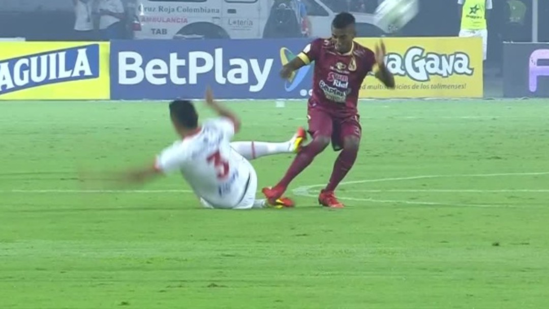 Video: La fuerte falta con la que América se quedó con 10 a los 2 minutos