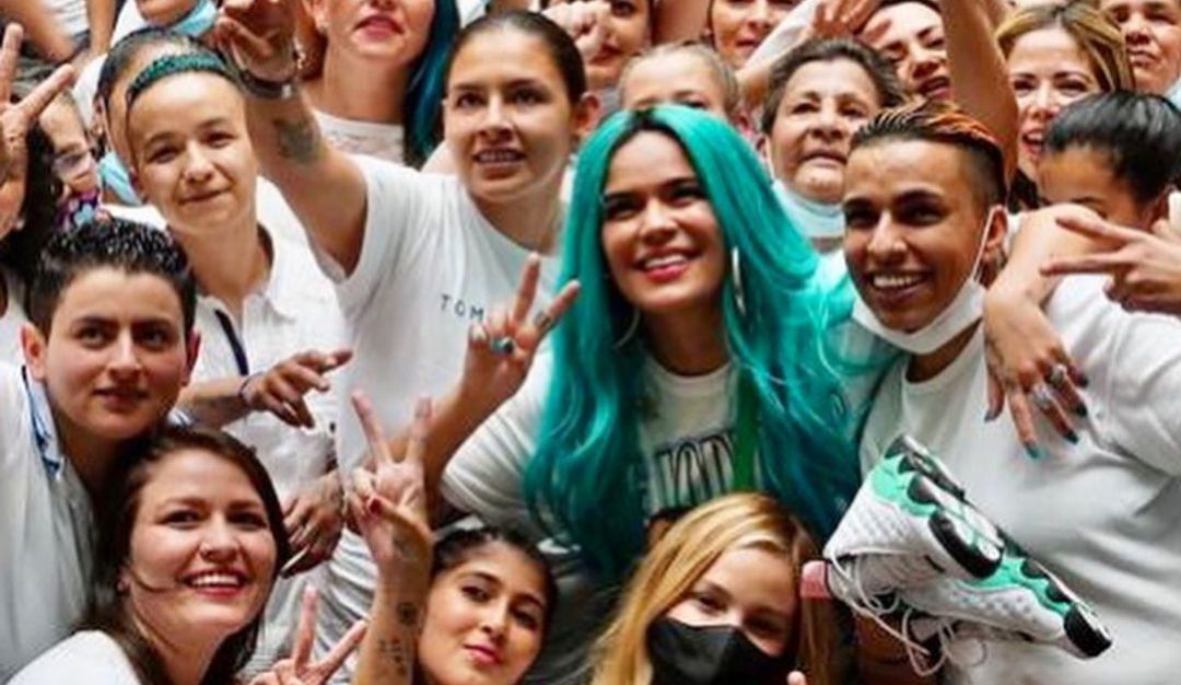 Karol G le cantó a las reclusas de una cárcel de Medellín Karol G le cantó a las reclusas de una cárcel de Medellín