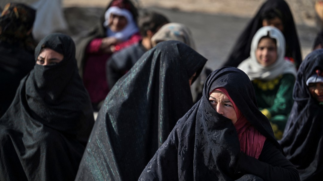 Talibanes emiten nuevo decreto sobre derechos de la mujer