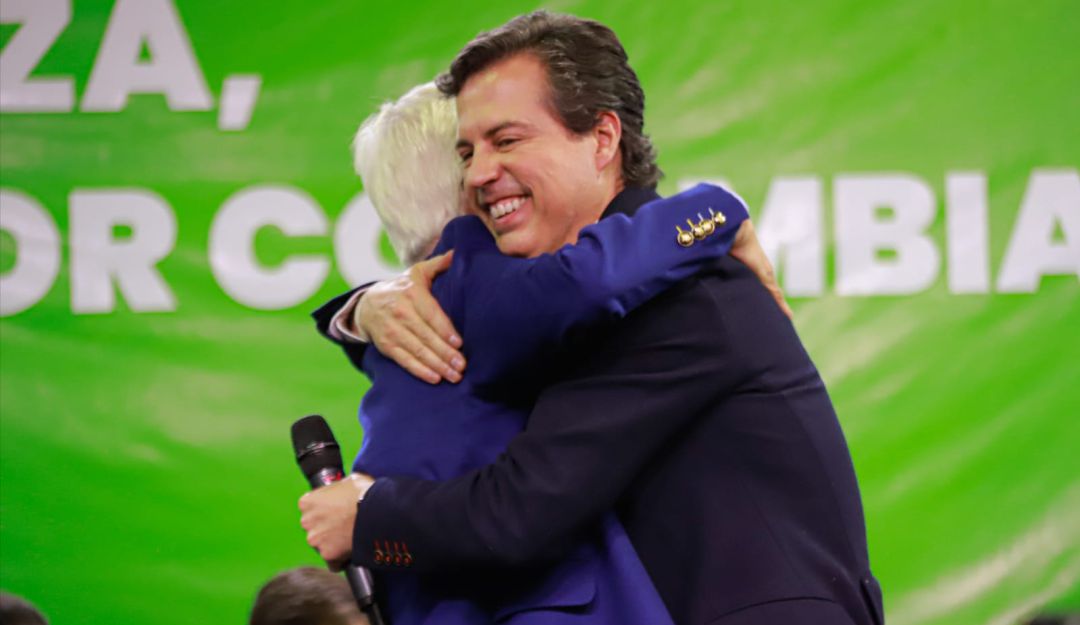 El abrazo entre Juan Manuel Galán y Jorge Robledo que busca dar fin a la polémica El abrazo entre Juan Manuel Galán y Jorge Robledo que busca dar fin a la polémica