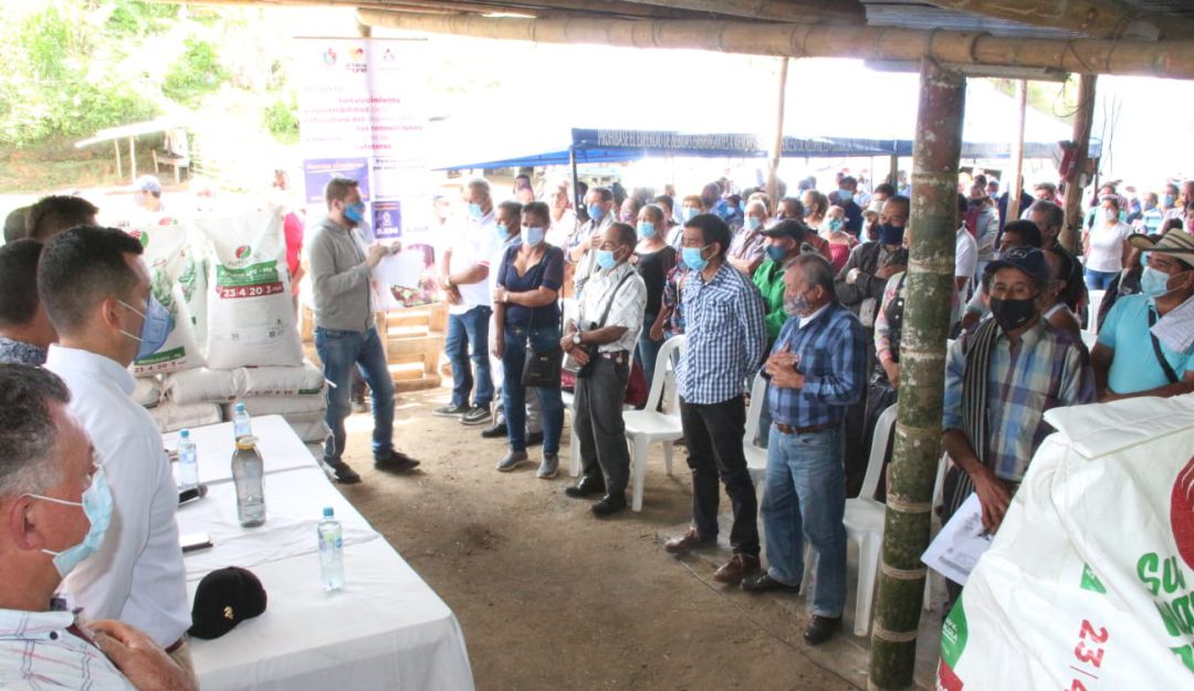 Entrega de ayudas a cafeteros Entrega de ayudas a cafeteros