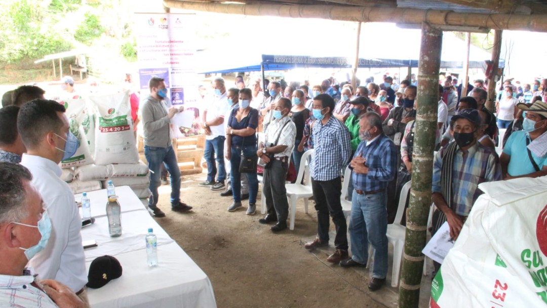 Entregan insumos agrícolas a caficultores del Tolima