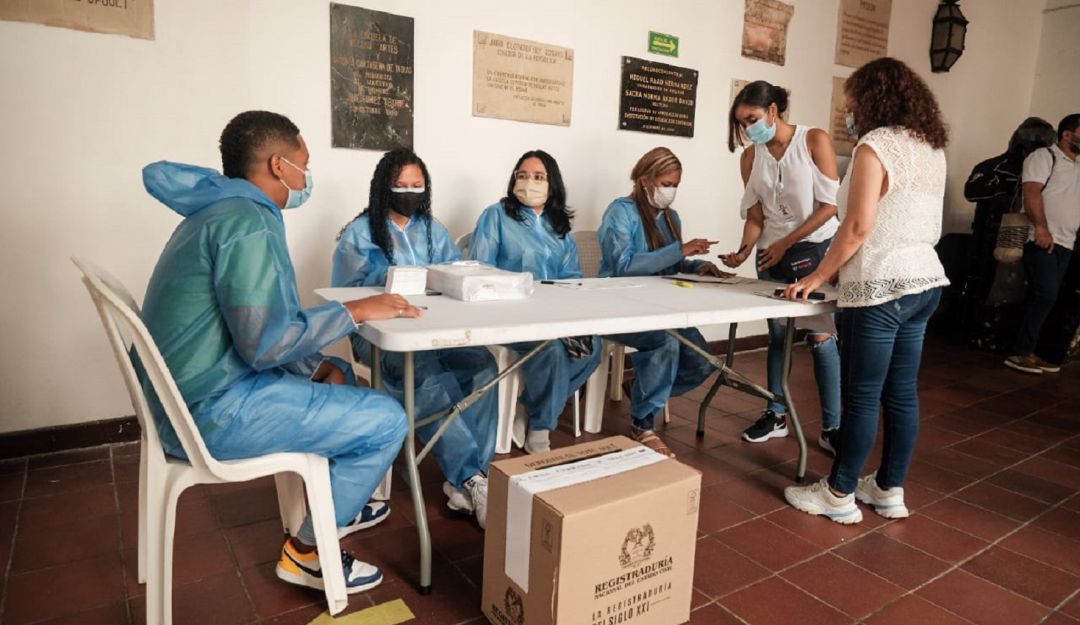 En la ciudad se espera la participación de más de 271.000 jóvenes habilitados para votar. Se habilitaron 108 puestos y 444 mesas de votación En la ciudad se espera la participación de más de 271.000 jóvenes habilitados para votar. Se habilitaron 108 puestos y 444 mesas de votación