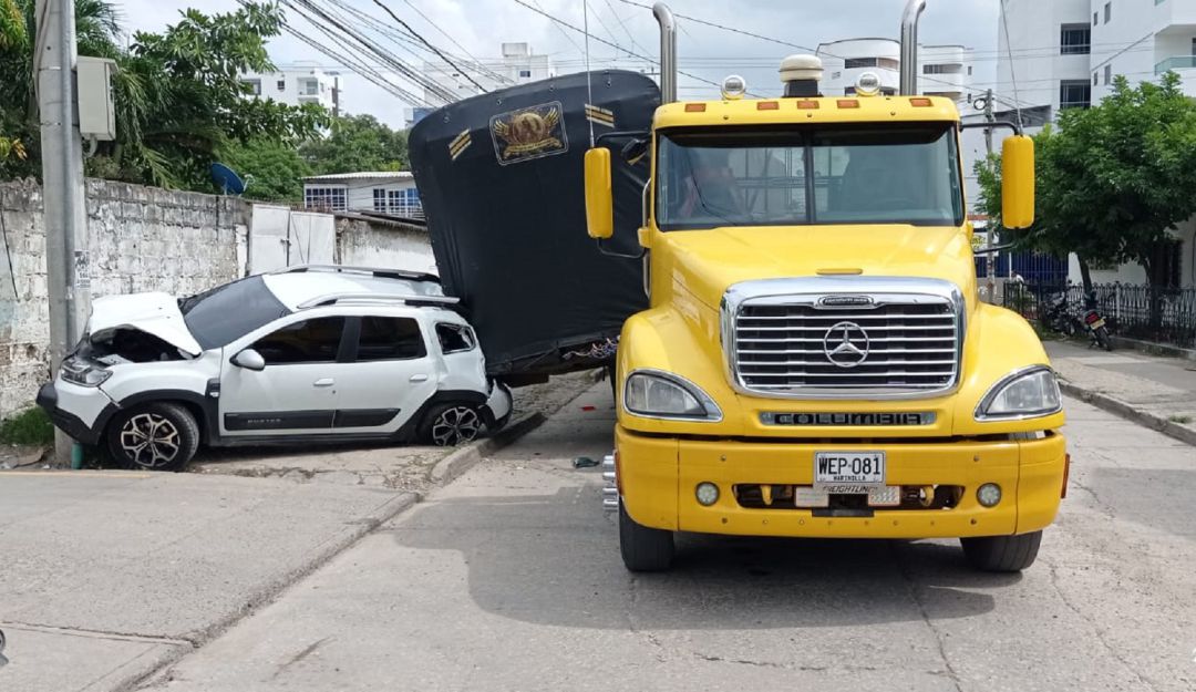 El siniestro vial ocurrió en la avenida Buenos Aires. Una camioneta particular también sufrió daños El siniestro vial ocurrió en la avenida Buenos Aires. Una camioneta particular también sufrió daños