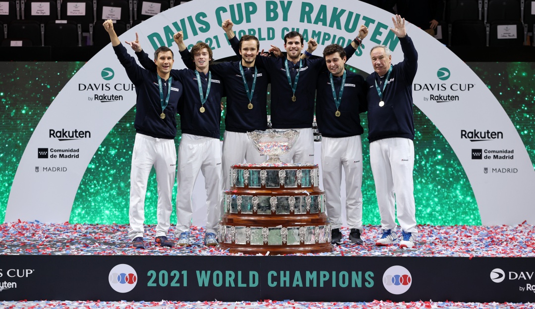 Los tenistas rusos festejan con el título de la Copa Davis. Los tenistas rusos festejan con el título de la Copa Davis.