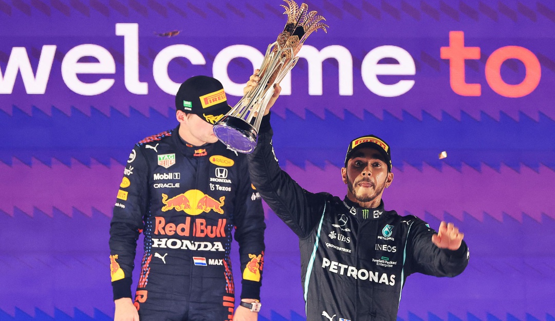 Lewis Hamilton festeja su victoria en Arabia por delante de Max Verstappen. Lewis Hamilton festeja su victoria en Arabia por delante de Max Verstappen.