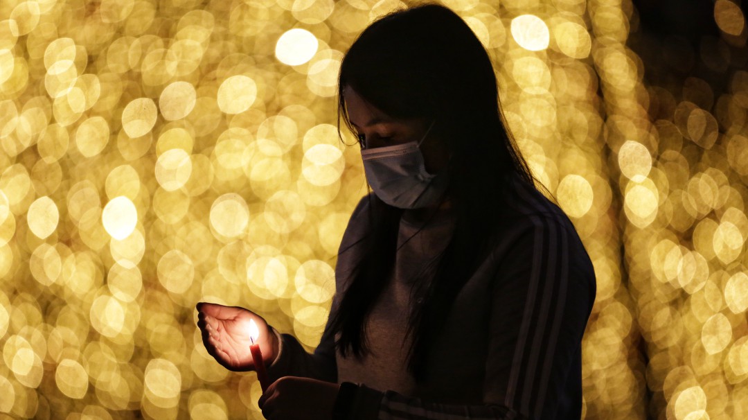 Bogotá le da la bienvenida a la navidad en la noche de las velitas