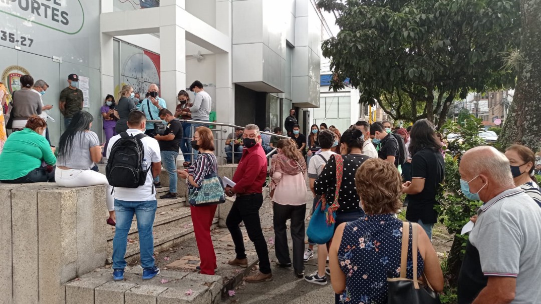 VIDEO: Persisten problemas para expedir pasaportes en Santander