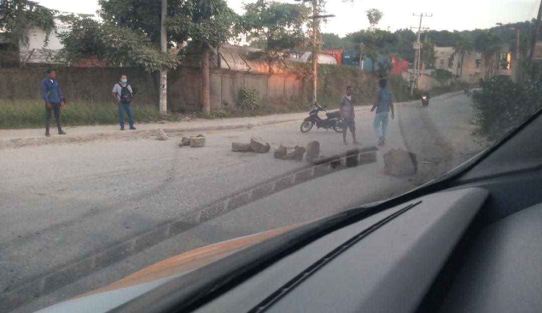 Los habitantes realizaron una manifestación ante el mal estado de la malla vial por el constante paso de vehículos pesados Los habitantes realizaron una manifestación ante el mal estado de la malla vial por el constante paso de vehículos pesados
