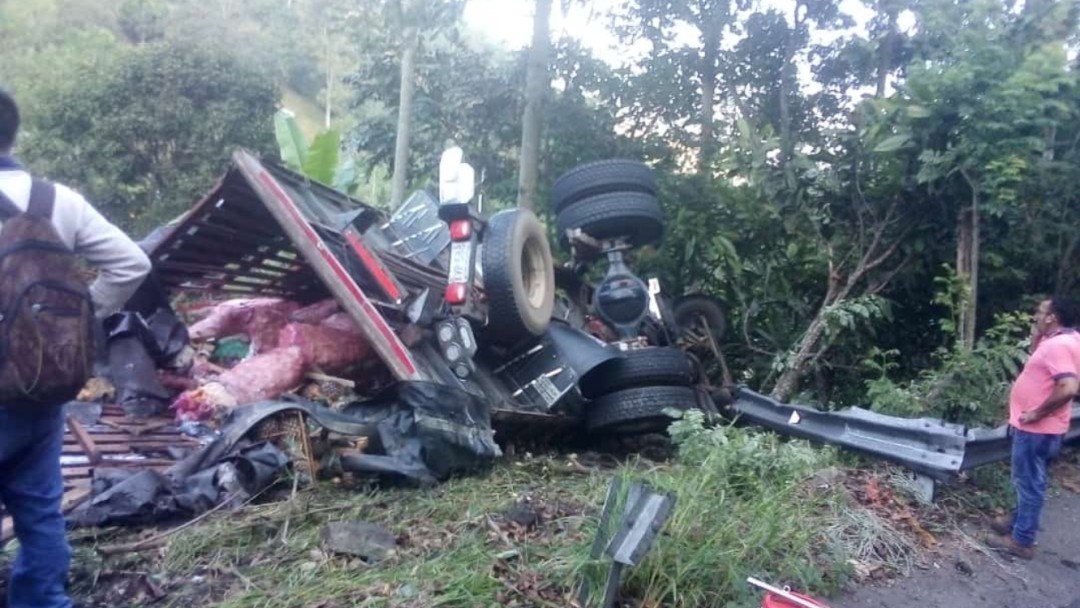Se volcó camión cargado con mercado en Portachuelo