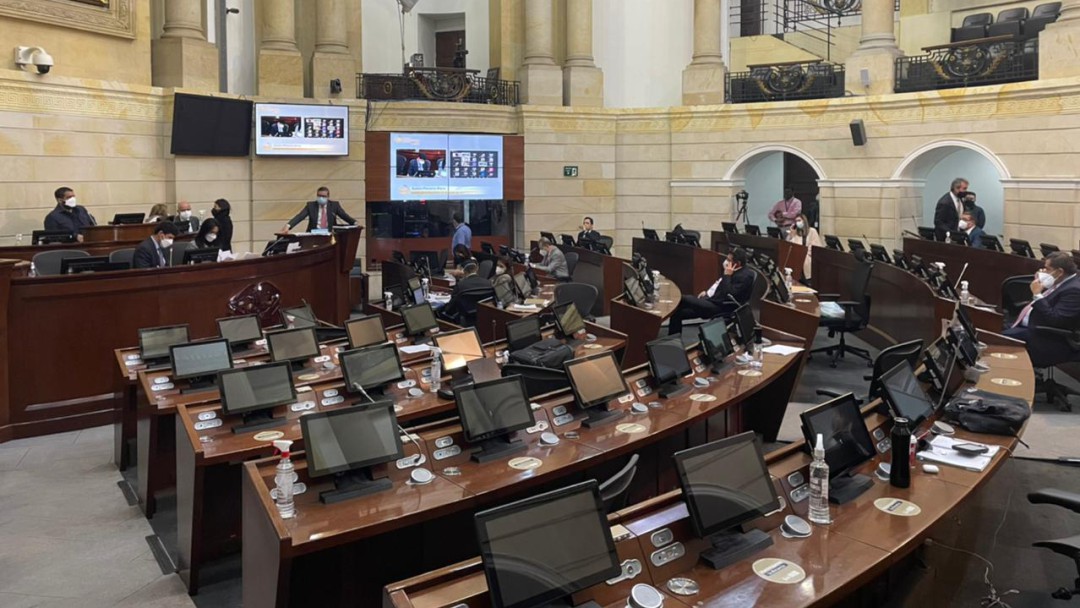 Aprueban artículo que censuraría a prensa al denunciar servidores públicos