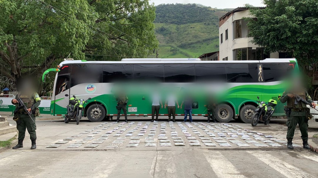 Descubren 100 kg de marihuana que eran transportados en un bus