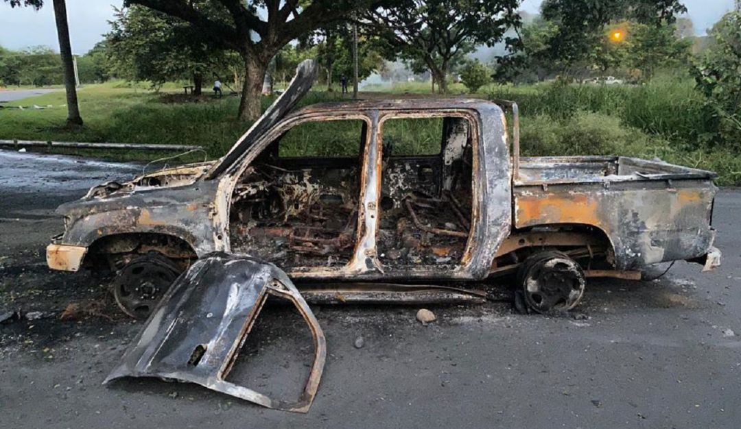 El vehículo en el que se movilizaban los funcionarios dela Dijin de la Policía, fue atacado con bombas molotov e incinerado. El vehículo en el que se movilizaban los funcionarios dela Dijin de la Policía, fue atacado con bombas molotov e incinerado.