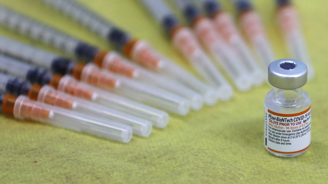 Biontech y Pfizer inician desarrollo de vacuna contra cepa ómicron