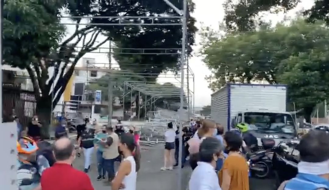 Instalación de graderías de la Feria de Cali sobre la autopista Sur Oriental Instalación de graderías de la Feria de Cali sobre la autopista Sur Oriental