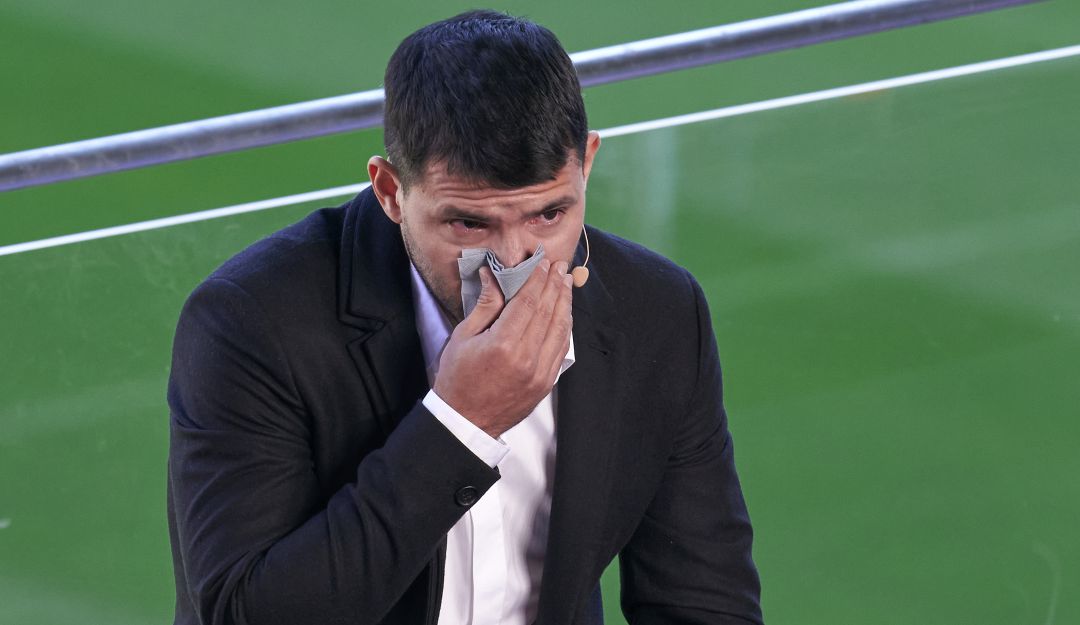 Sergio Agüero llora durante su despedida. Sergio Agüero llora durante su despedida.