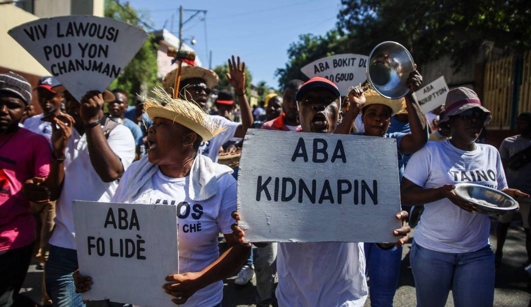 Protesta de haitianos en rechazo a los constantes secuestros por parte de pandillas. Foto: Getty Protesta de haitianos en rechazo a los constantes secuestros por parte de pandillas. Foto: Getty