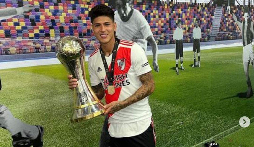 Jorge Carrascal posa con su más reciente trofeo ganado en River Plate. Jorge Carrascal posa con su más reciente trofeo ganado en River Plate.