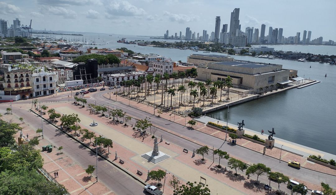 La embajada recomendó contratar un bote, autobús o taxi para ir a la isla de Barú porque grupos de personas bloquean la carretera con regularidad La embajada recomendó contratar un bote, autobús o taxi para ir a la isla de Barú porque grupos de personas bloquean la carretera con regularidad