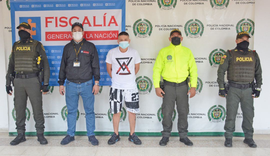 Según las autoridades este sujeto cuenta con varios antecedentes judiciales, por los delitos de hurto y tráfico de armas de fuego. Según las autoridades este sujeto cuenta con varios antecedentes judiciales, por los delitos de hurto y tráfico de armas de fuego.