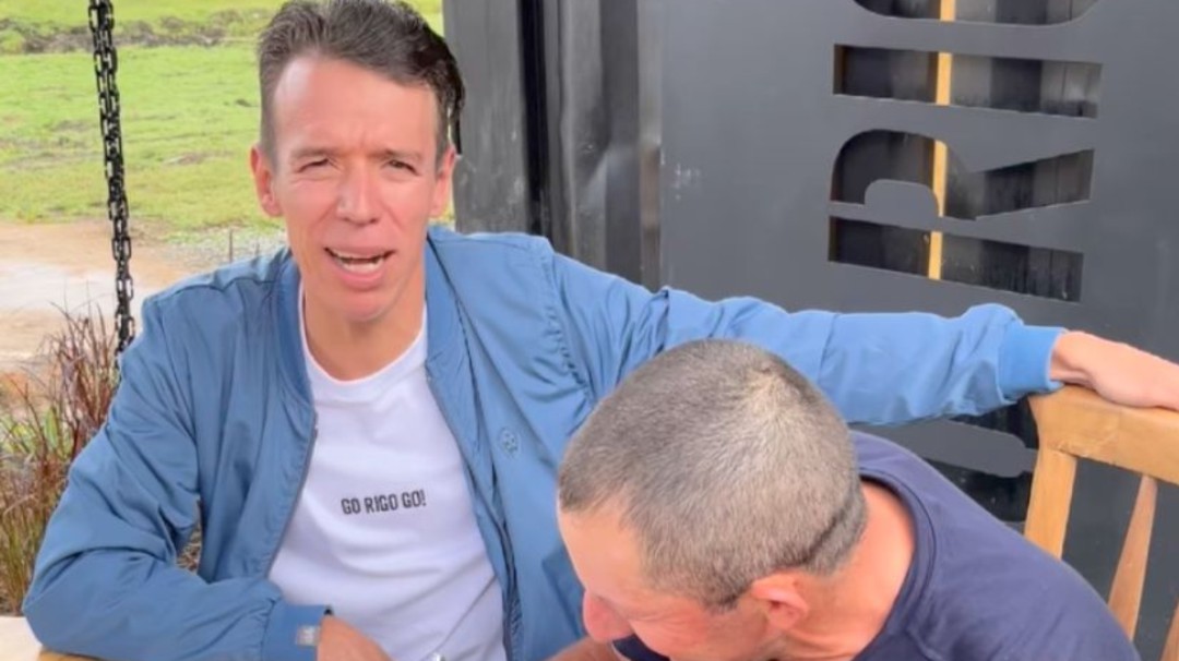 El noble gesto de Rigoberto Urán con el floricultor que lo siguió a rueda