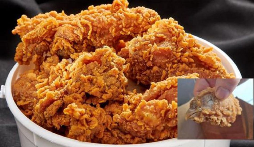 ¡Sorprendente! A mujer le salió cabeza de pollo en pedido de alitas ¡Sorprendente! A mujer le salió cabeza de pollo en pedido de alitas