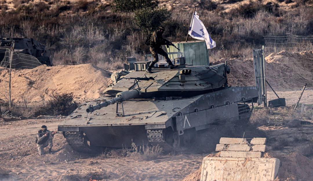 Tanques israelíes en cercanía de la Franja de Gaza. Foto: Getty Tanques israelíes en cercanía de la Franja de Gaza. Foto: Getty