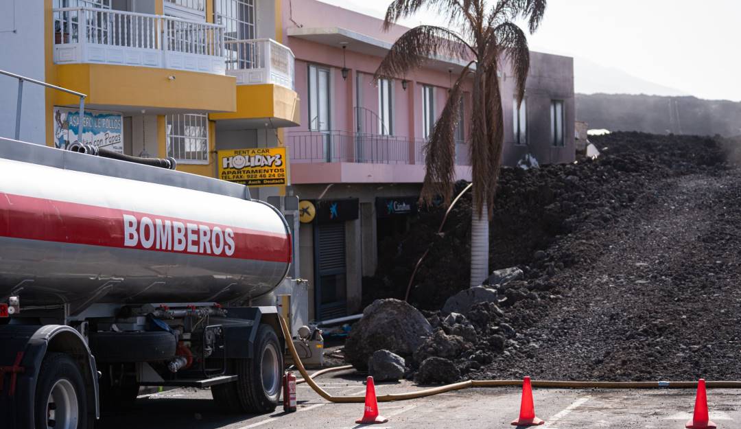 Viviendas afectadas por la erupción del volcán Cumbre Vieja en la isla La Palma. Foto: Getty Viviendas afectadas por la erupción del volcán Cumbre Vieja en la isla La Palma. Foto: Getty