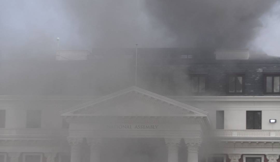 Incendio en la Asamblea Nacional sudafricana. Foto: Getty Incendio en la Asamblea Nacional sudafricana. Foto: Getty