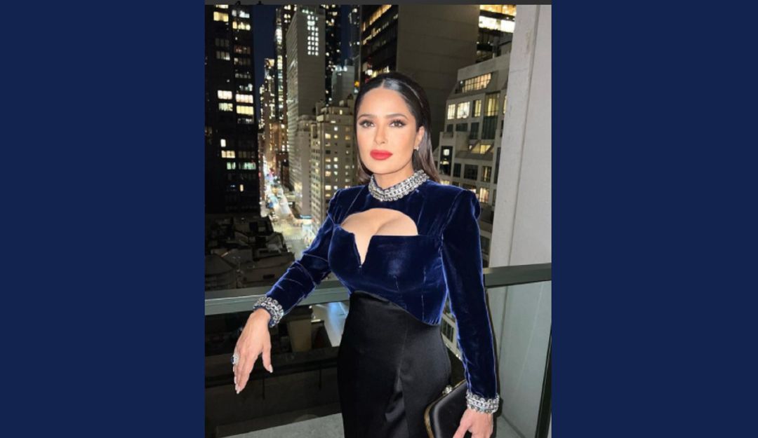 Con este escote profundo, Salma Hayek celebró la primera semana del 2022 Con este escote profundo, Salma Hayek celebró la primera semana del 2022