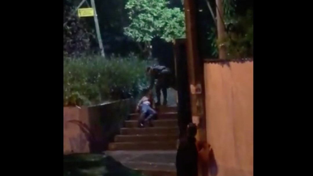 Apartan de su cargo a dos policías por agresión a un ciudadano en Medellín